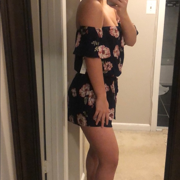 BNWT Floral Off The Shoulder Romper - Picture 3 of 4